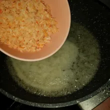 Panaskan sisa minyal dengan api keci. Masukkan bawang halus dan ebi. Masak sambil diaduk sampai kekuningan.