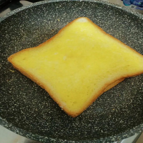 Balik roti hingga kuning keemasan.