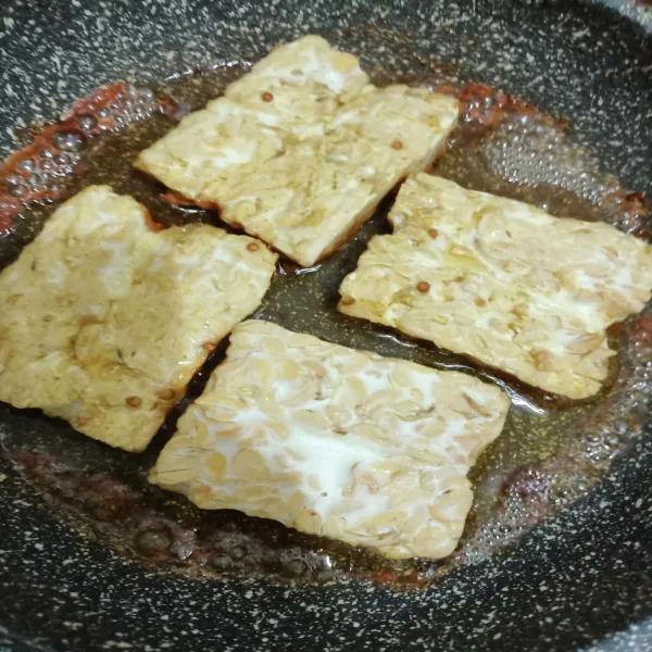 Goreng tempe yang telah di marinasi.