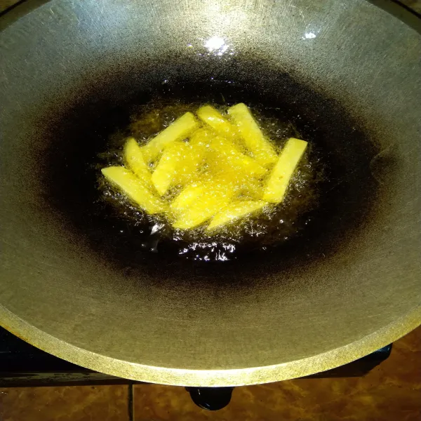 Goreng kentang setengah matang dalam minyak panas. Angkat, tiriskan.
