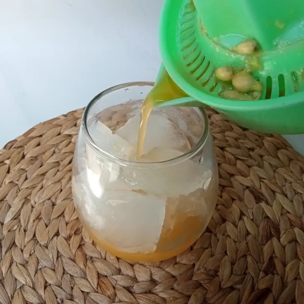 Tuang air jeruk dan sirup gula.