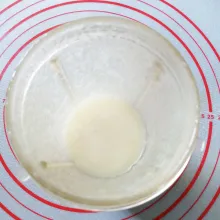 Blend bawang merah dan bawang putih bersama 100 ml minyak goreng.