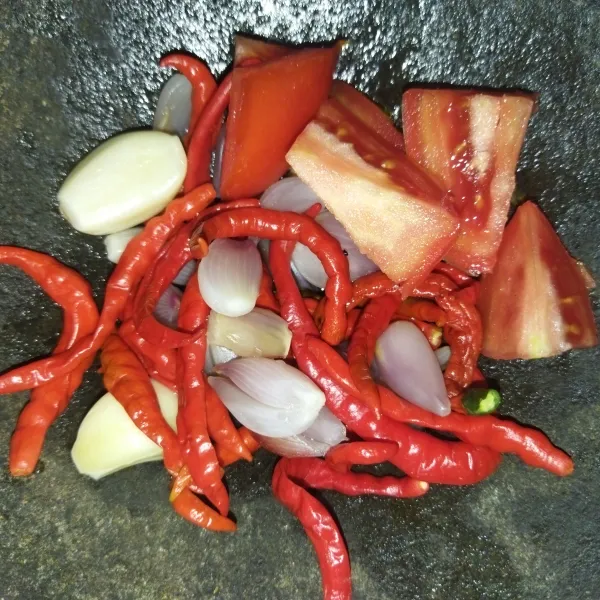 Rebus cabe merah, bawang merah dan bawang putih hingga layu, untuk tomat tidak perlu direbus.