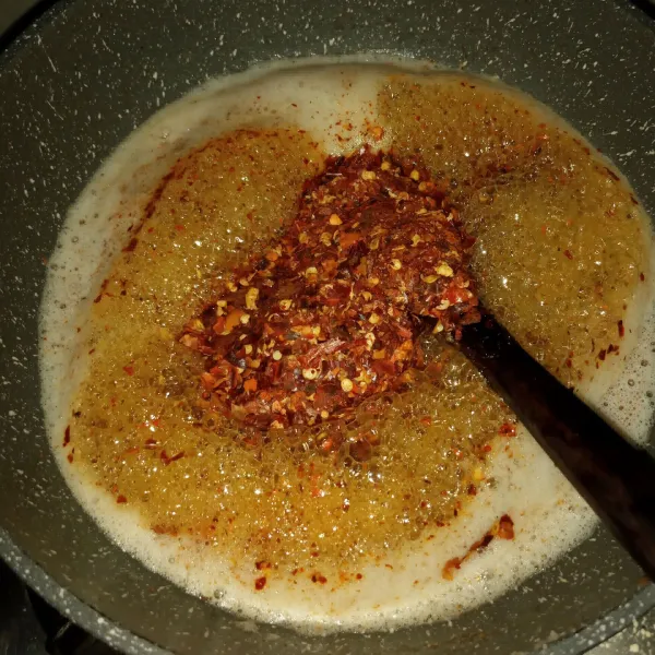 Bumbui garam, gula dan penyedap. Masukkan cabe kering masak terus sambil diaduk sampai terlihat minyaknya merah.