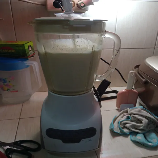 Blender susu, 90 gr keju, dan susu kental manis. Lalu blender hingga lembut dan saring bila perlu.