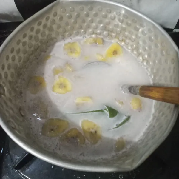 Tuang santan, masak hingga pisang empuk.