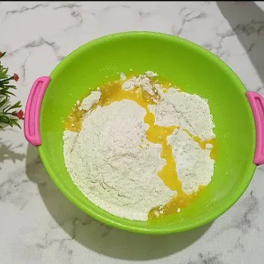 Masukkan terigu, baking powder,vanili bubuk dan margarin leleh.