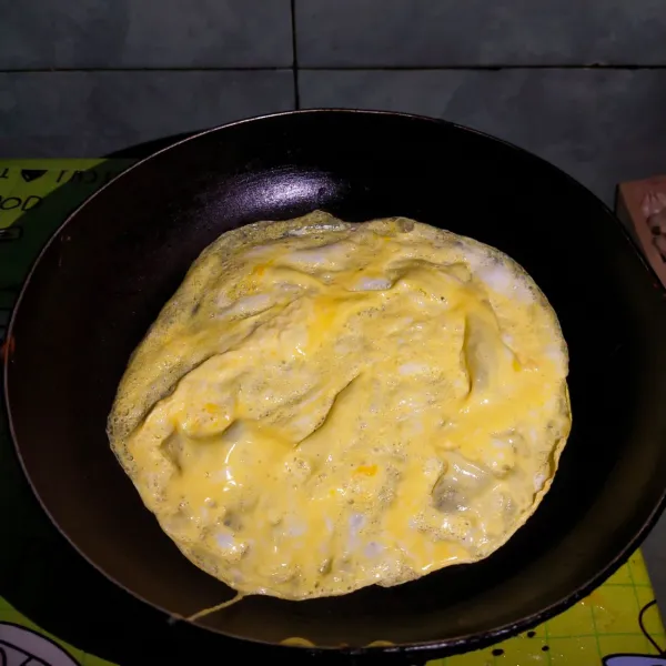 Langkah yang pertama kita buat telur dadarnya, masak hingga matang dan sisihkan.