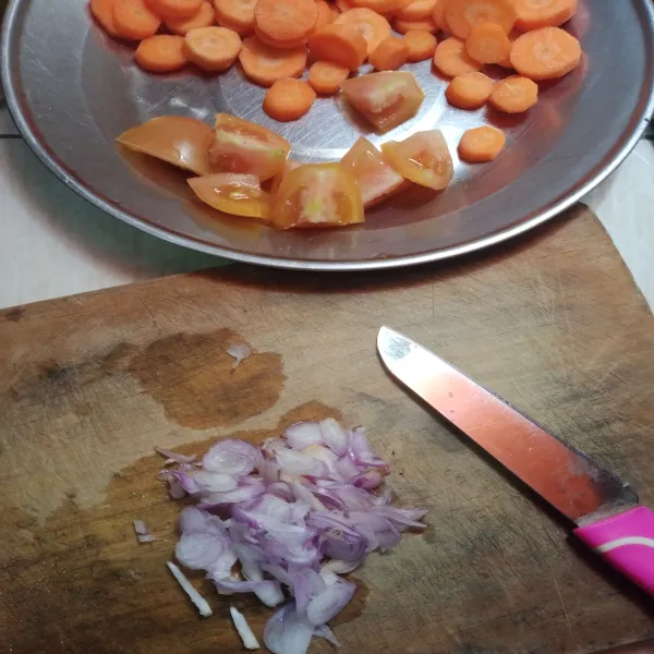 Iris tomat, wortel dan bawang merah, sisihkan.