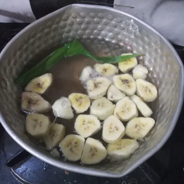 Masukkan pisang, rebus hingga setengah matang.