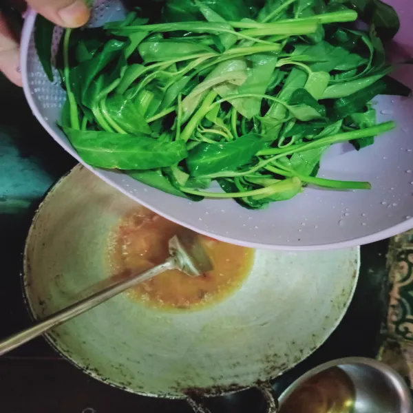 Lalu masukkan kangkung yang sudah dibersihkan dan dipotong.