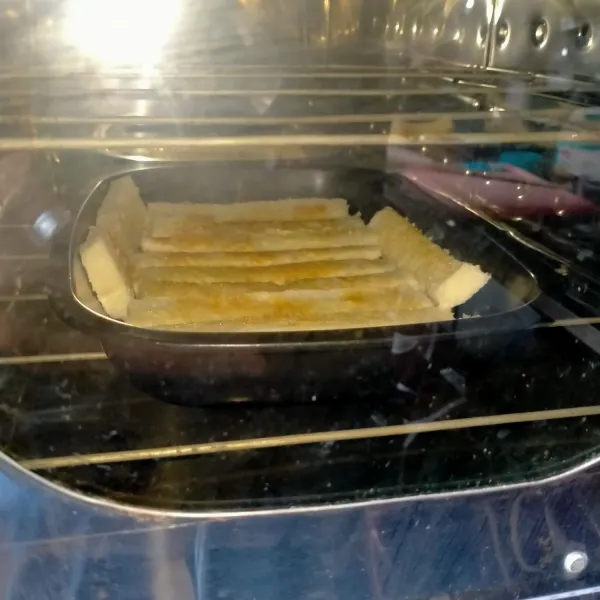 Jika semua sudah siap, oles loyang dengan butter, dan oven hingga matang.