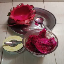 Haluskan buah naga tanpa di beri air dan ambil 500 ml saja.