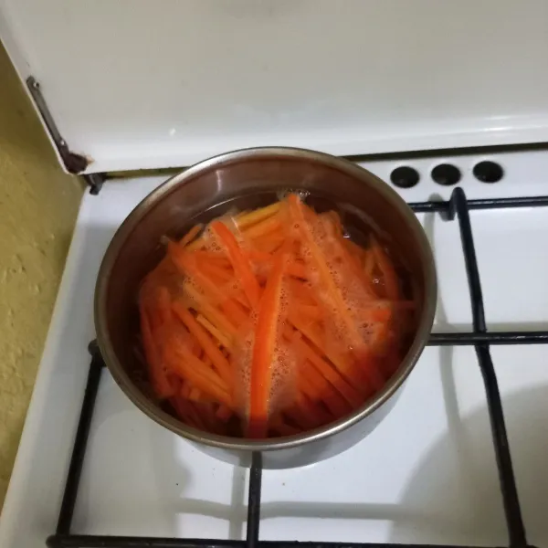 Rebus hingga setengah matang irisan wortel, tiriskan.