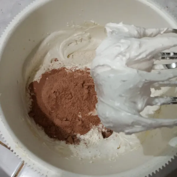 Masukkan tepung terigu, coklat bubuk dan vanili bubuk. Kocok asal rata.