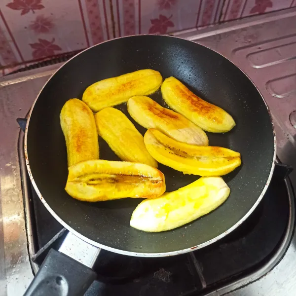 Panaskan teflon, tambahkan margarin dan panggang pisang hingga kecokelatan sambil di bolak-balik supaya matang sempurna.