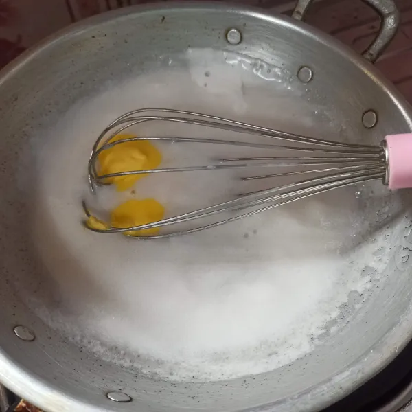 Selanjutnya masukkan margarin dan aduk rata. Lalu sisihkan dan biarkan dingin.
