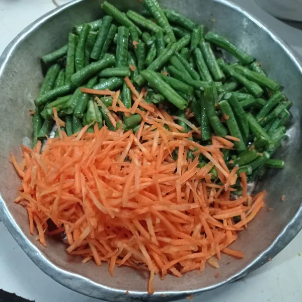Cuci bersih wortel dan kacang panjang, lalu potong potong, sisihkan