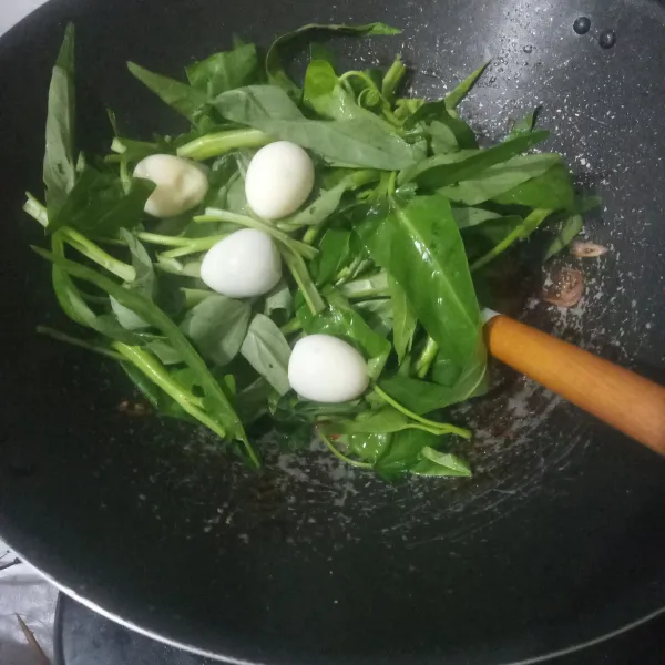 Masukkan kangkung, telur puyuh dan air.