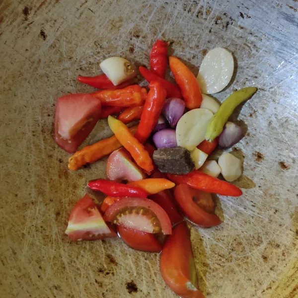 Goreng bawang merah, bawang putih, cabe, tomat dan terasi hingga layu.