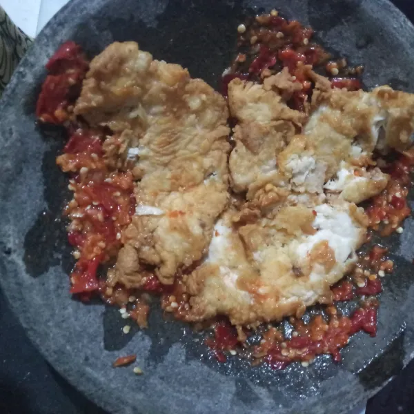 Bejek-bejek ayam diatas sambal.