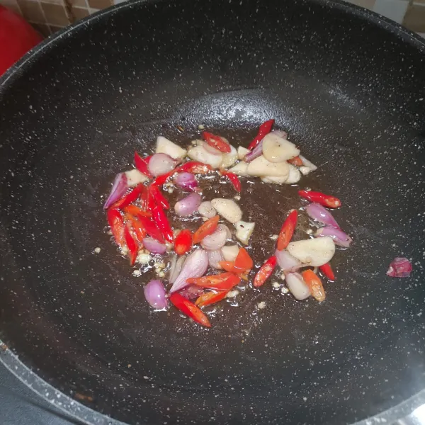 Kemudian tumis bawang merah, bawang putih, cabai rawit, dan cabai keriting hingga layu dan harum.