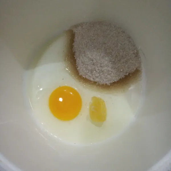 Masukkan gula pasir, telur dan SP kedalam bowl.