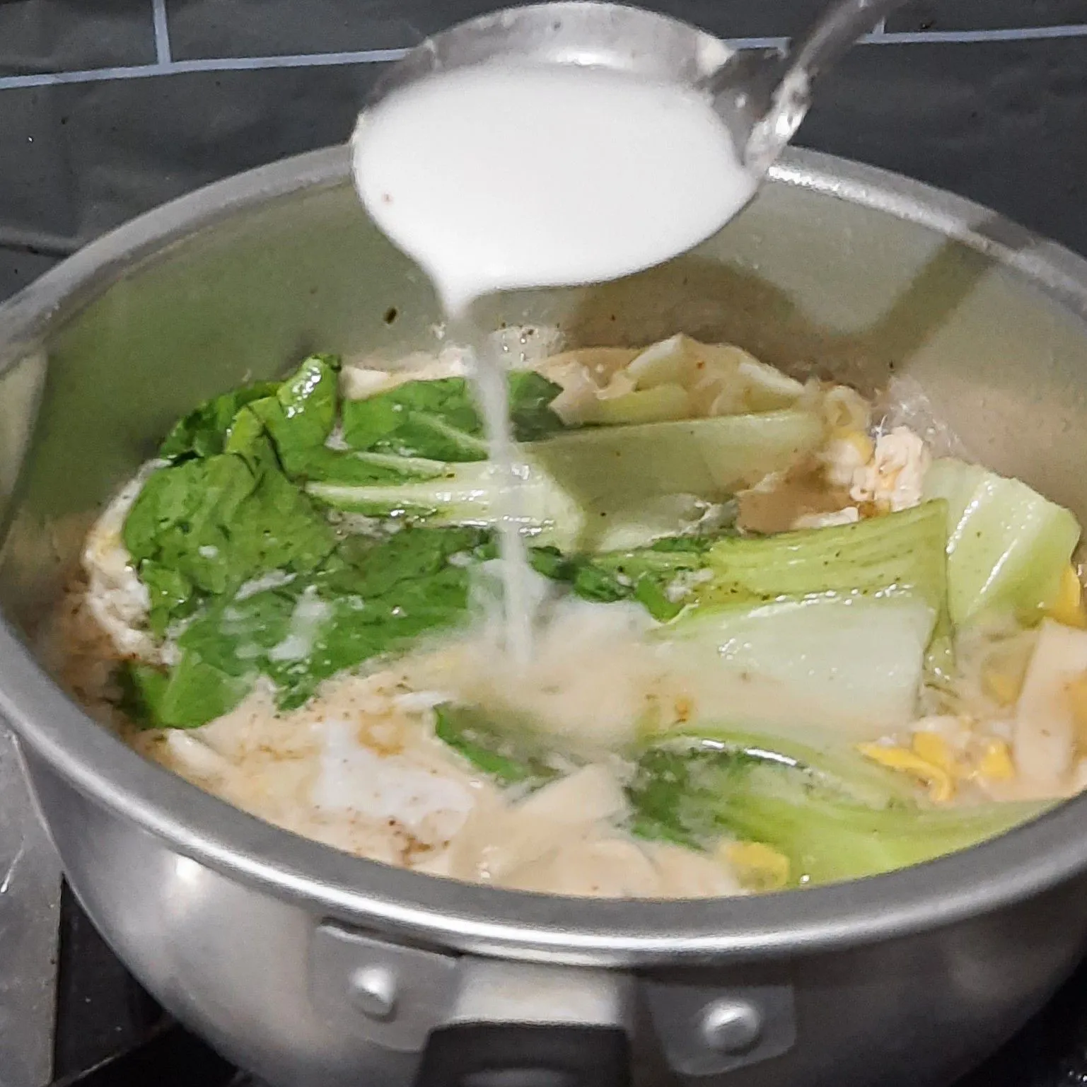Step 5 KWETIAU KUAH TELUR