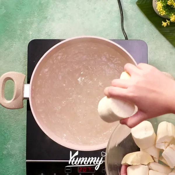 Masukkan singkong, garam, kaldu jamur, dan bawang putih halus ke dalam panci.