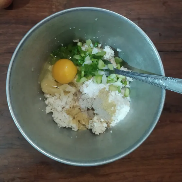 Hancurkan tahu dengan garpu.
Campur dengan telur, terigu, bawang putih, gula, lada, kaldu bubuk, garam dan irisan daun pre.