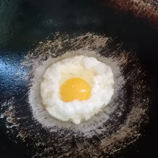 Panaskan minyak secukupnya, buat telur ceplok.