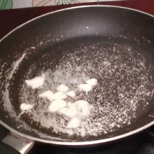 Geprek bawang putih. Rajang lalu tumis sampai harum.
