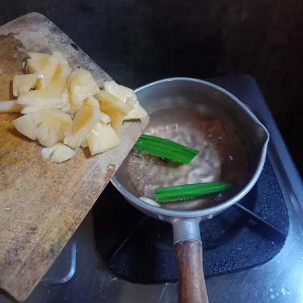 Siapkan air dalam panci, kemudian masukan daun pandan, kayu manis dan buah nanas.. Masak sampai mendidih