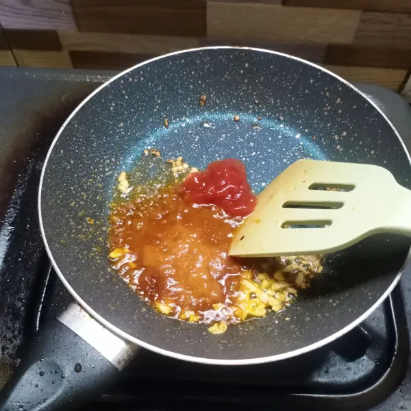 Masukkan saos tomat, saus bolognese, garam, kaldu jamur dan lada bubuk.