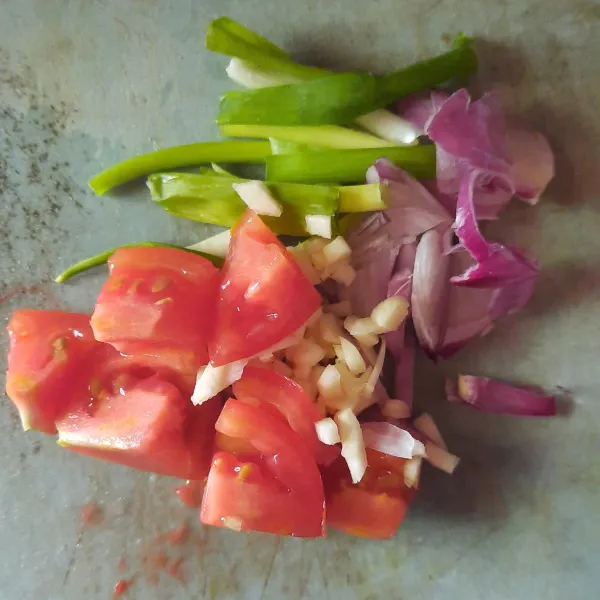 Iris bawang merah, bawang putih, tomat, daun bawang