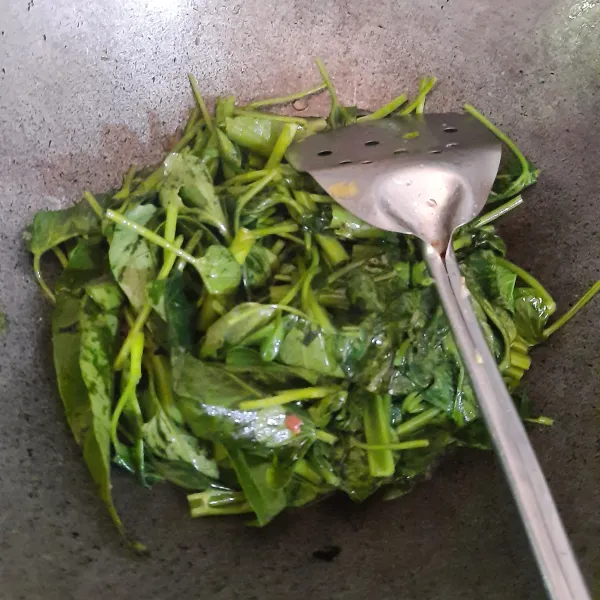 Masukan kangkung, beri sedikit air. Tambahkan garam, gula, penyedap rasa, kecap. Aduk rata, cek rasa