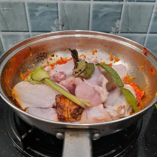 Masukkan daging ayam dan bumbu segar lalu aduk-aduk hingga daging ayam berubah warna.