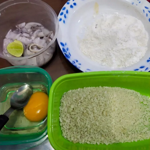 Kemudian siapkan semua bahan untuk tepung terigu yang sudah dicampur dengan tepung maizena, garam, merica bubuk, dan penyedap rasa, lalu aduk sampai rata.