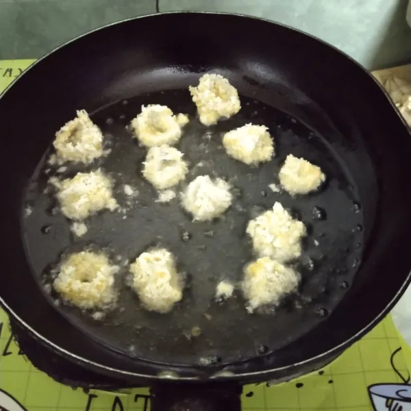 Lalu goreng hingga matang dan siap disajikan dengan saus sambal.
