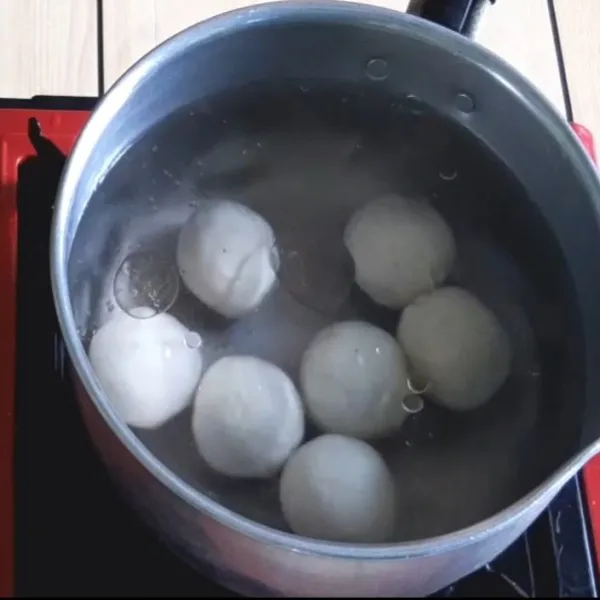 Siapkan panci yang berisi air lalu masukkan bakso kw, masak sampai matang
