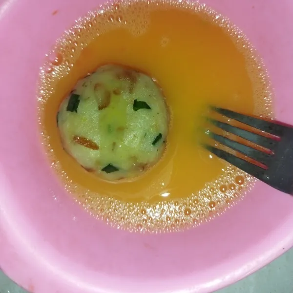 Panaskan minyak goreng secukupnya, lalu masukkan perkedel ke dalam telur yang sudah di kocok.