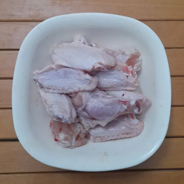 Daging ayam dipotong-potong agak kecil (saya memakai bagian sayap yang dipotong jadi 2).