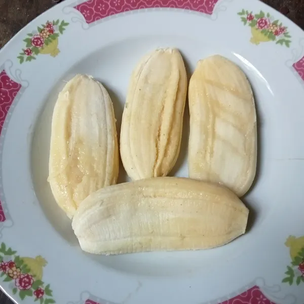 Kupas pisang dan pipihkan.