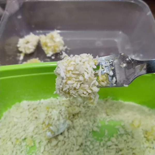 Kemudian lumuri cumi dengan langkah yang pertama, masukkan ke dalam tepung kering, lalu celupkan ke telur dan masukkan ke dalam tepung roti.