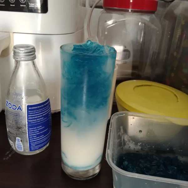 Tambahkan soda dan jelly serut lalu sajikan.