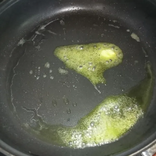 Panaskan margarin sampai mencair.