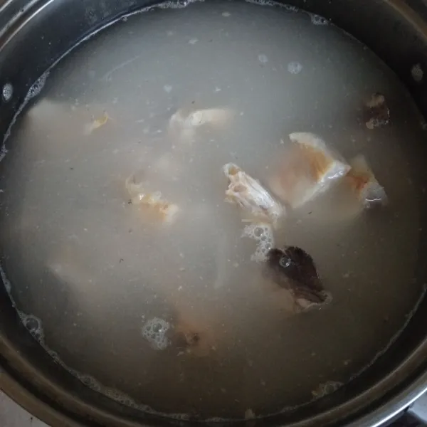 Potong-potong ikan asin kemudian rendam dengan air cucian beras, saya rendam selama 1 jam. Direndam dengan air cucian beras supaya jambal rotinya tidak terlalu asin.