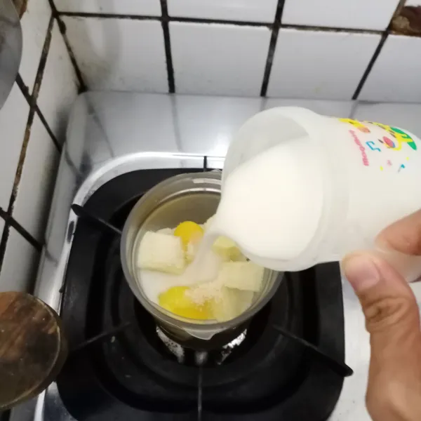 Masukkan roti tawar, pisang, kuning telur, gula aren, dan santan dalam blender.