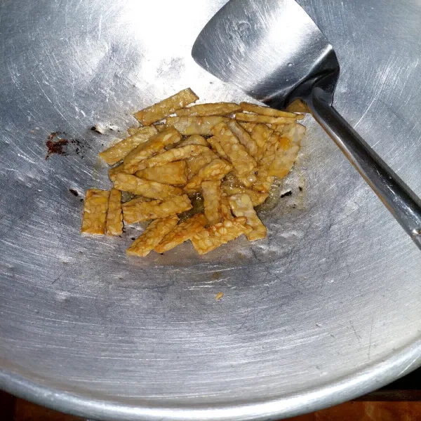 Goreng tempe sampai matang.