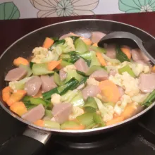 Setelah wortel agak layu. Masukkan pokcoy, bakso. Tambahkan garam, merica, kaldu bubuk. Aduk rata. Tes rasa dulu sebelum diangkat.